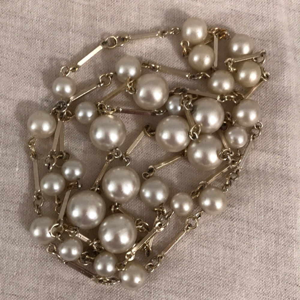 Vintage 1950’s Classic Metal Pearl Necklace 21”